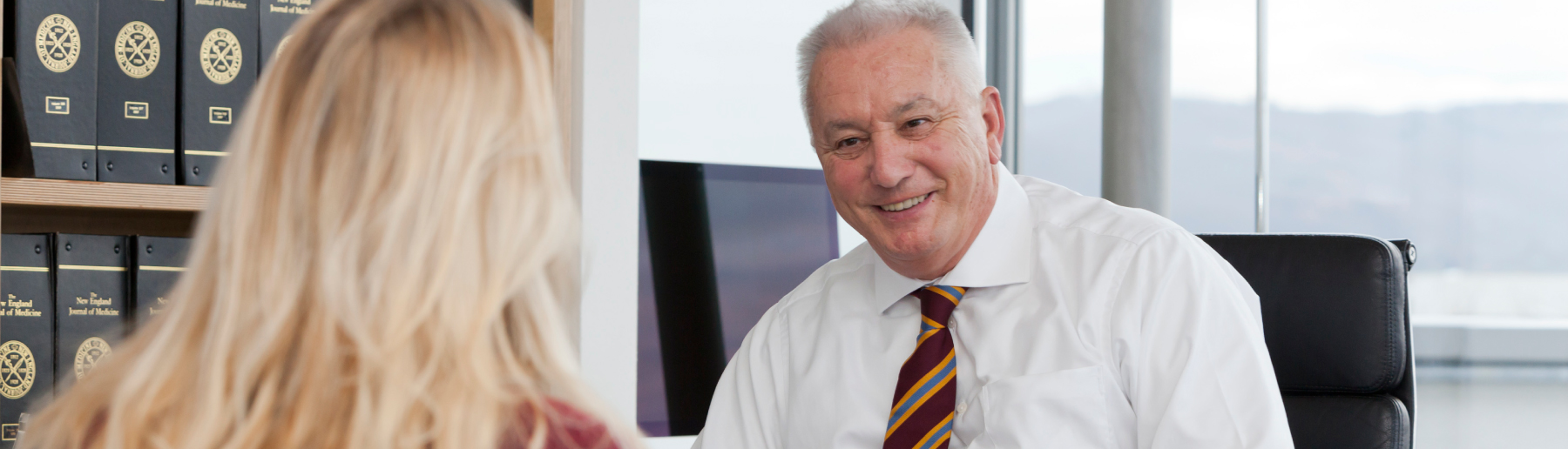 Prof. Dr. Diehm im Gespräch mit einer Patientin