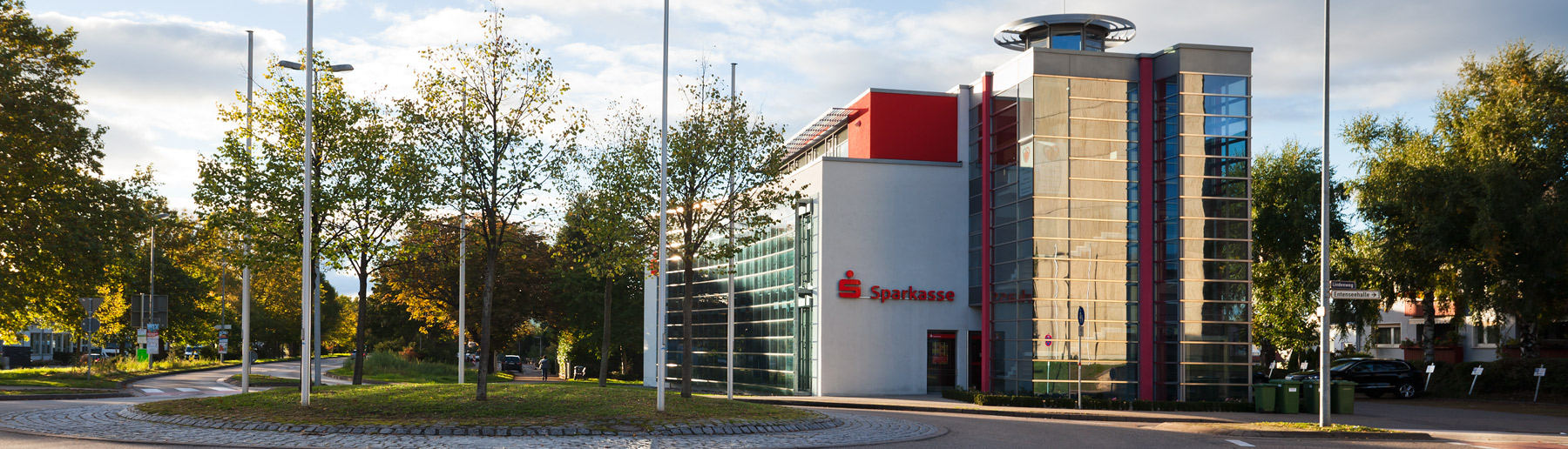 Sparkassengebäude mit der Praxis im Penthouse am Lindenweg in Ettlingen