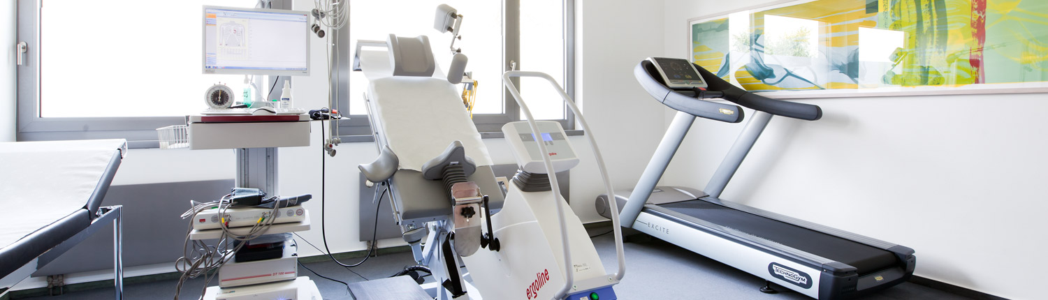 Diagnostikraum mit medizinischen Geräten und Laufband